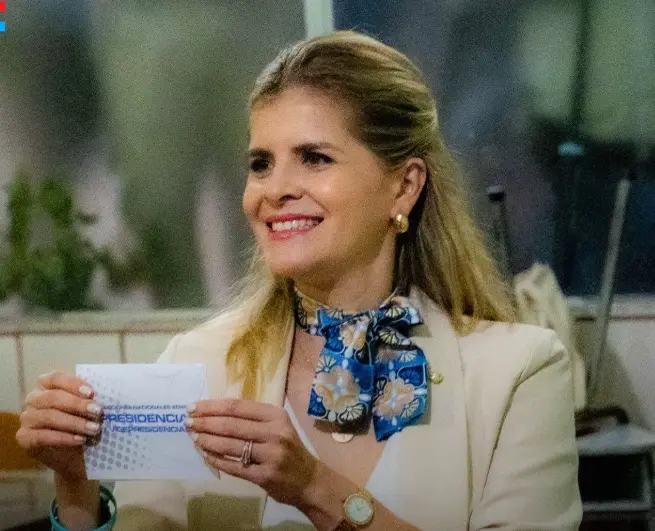 Laura Fernández presidenta celebrando su victoria electoral