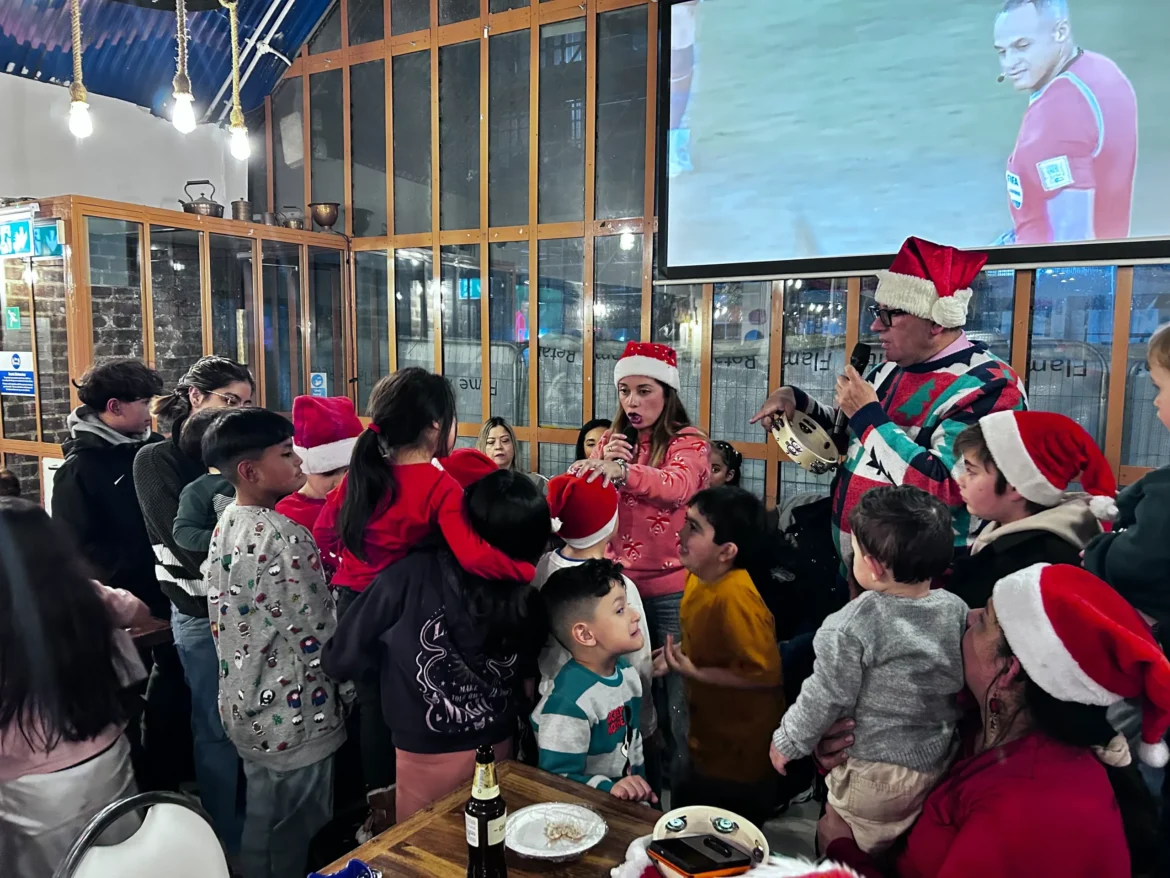 Novenas latinas Londres con niños y familias celebrando la Navidad 2025 en evento comunitario.