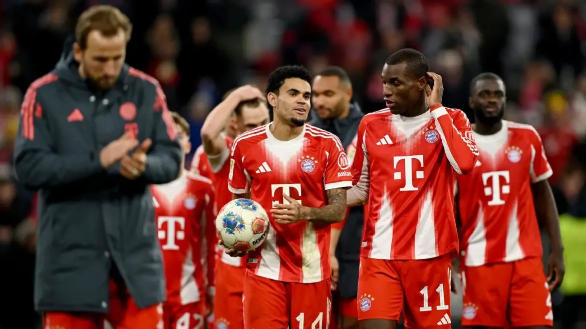 Luis Díaz Bayern Múnich celebra con sus compañeros tras un partido de Bundesliga.