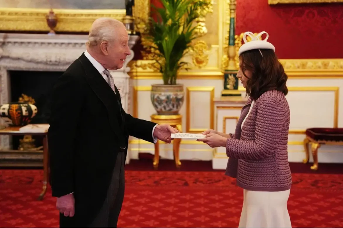 Embajadora de Colombia en Reino Unido Laura Sarabia y el rey Carlos III en el Palacio de St. James durante acto protocolario.